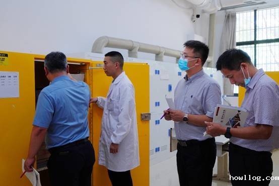 一群人在房间内玩体感游戏
中度可信度描述已自动生成