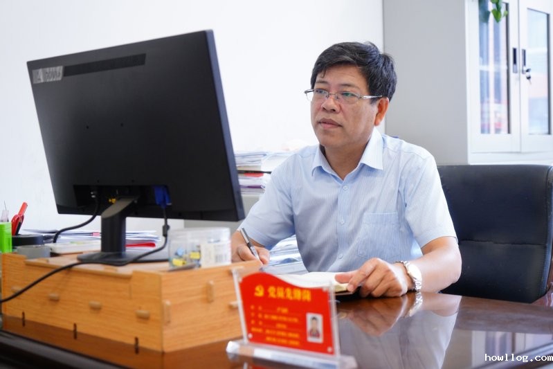 左肩扛牢育人主责  右肩挑稳引...